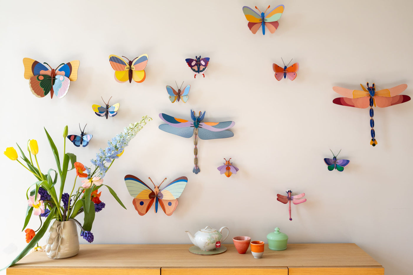 As small as they may be, dragonflies and bees are of great importance for the earth’s vitality. How extraordinary that they can now also tell their story in your home!